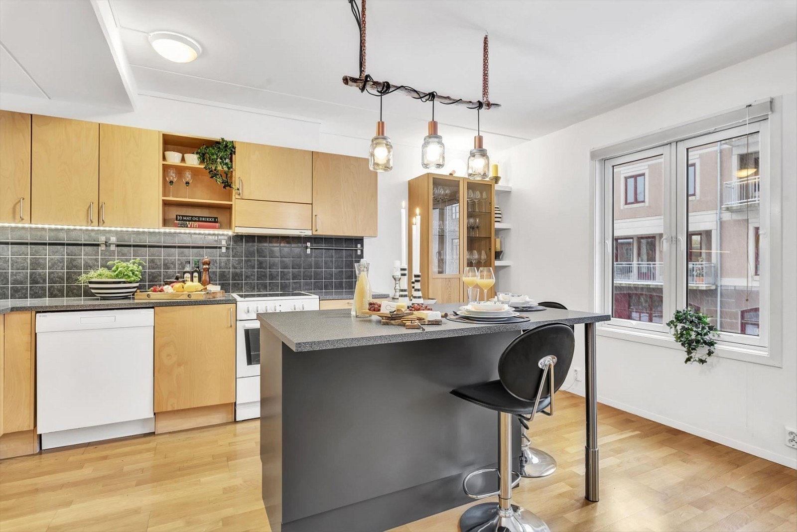 Åpen stue- og kjøkkenløsning på hele 26m². Galleribilde