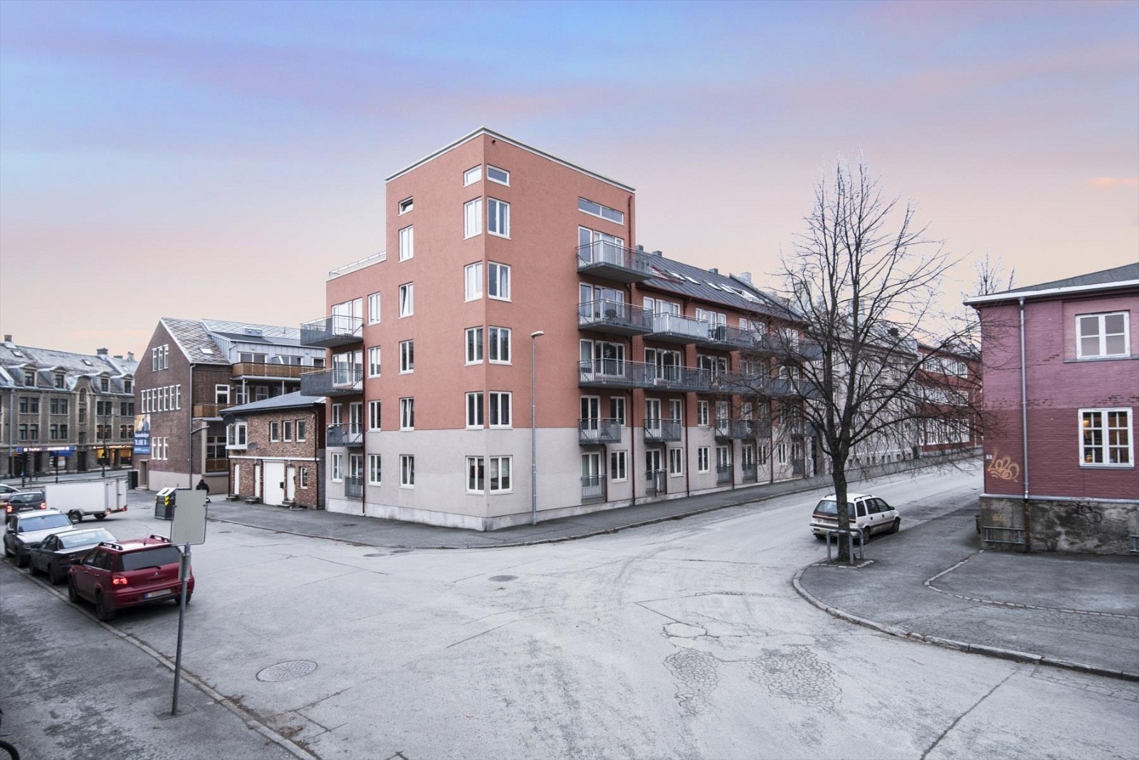 Fasade. Leiligheten disponerer egen parkeringsplass i felles p-kjeller. Det er mulighet for å montere el-billader på parkeringsplassen. Ellers parkering i området etter gjeldende bestemmelser fra Trondheim kommune. Galleribilde