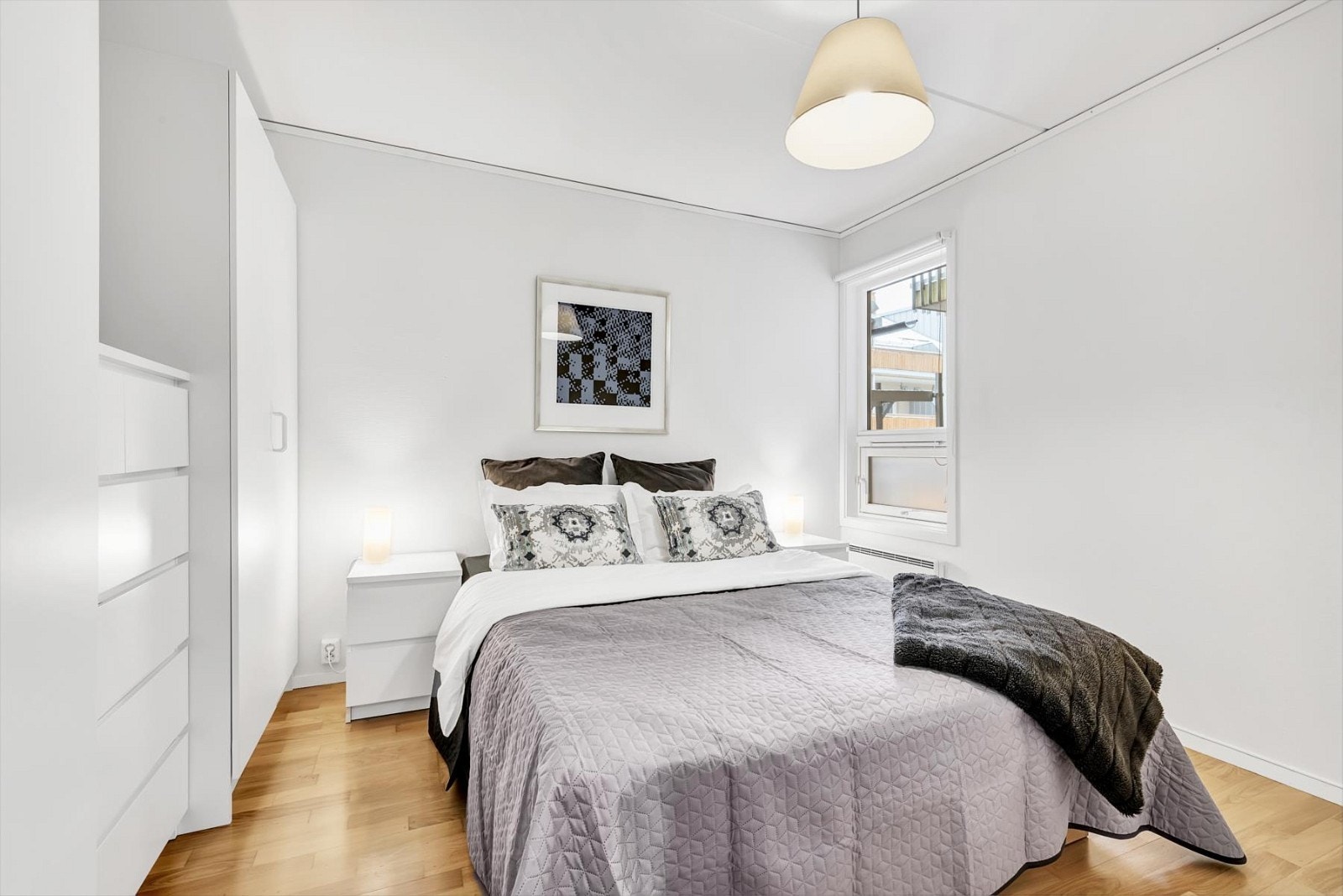 Rommets utforming gir god plass til ønsket sengestørrelse med tilhørende møblement. Garderobeskap medfølger handelen. Galleribilde