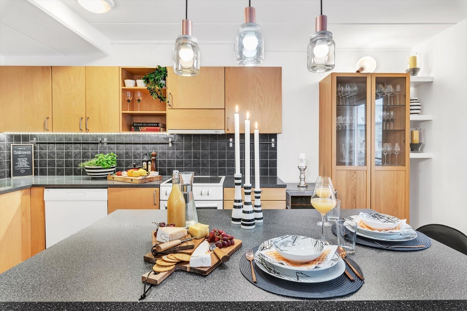 Tidløs kjøkkeninnredning med mye skapplass. Ekstra benkeplass på kjøkkenøy fra 2014. Galleribilde