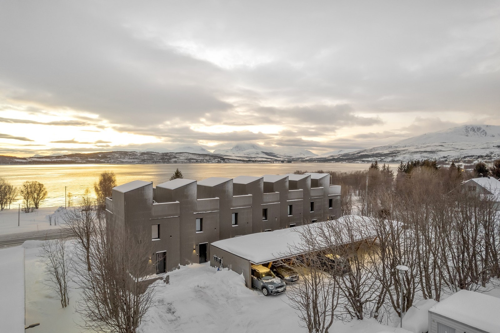 Rekkehuset ligger i et veletablert boligområde på Storelva. Galleribilde