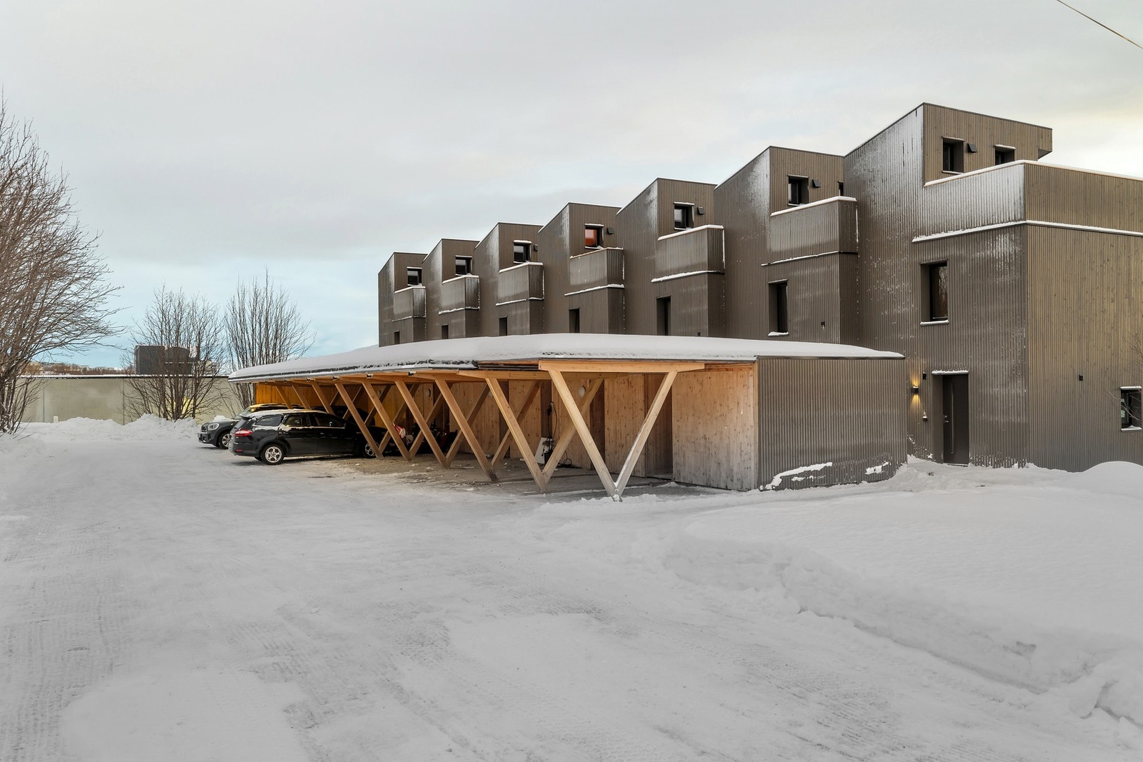 Carportene og sportsbodene ligger på østsiden av bygget. Galleribilde