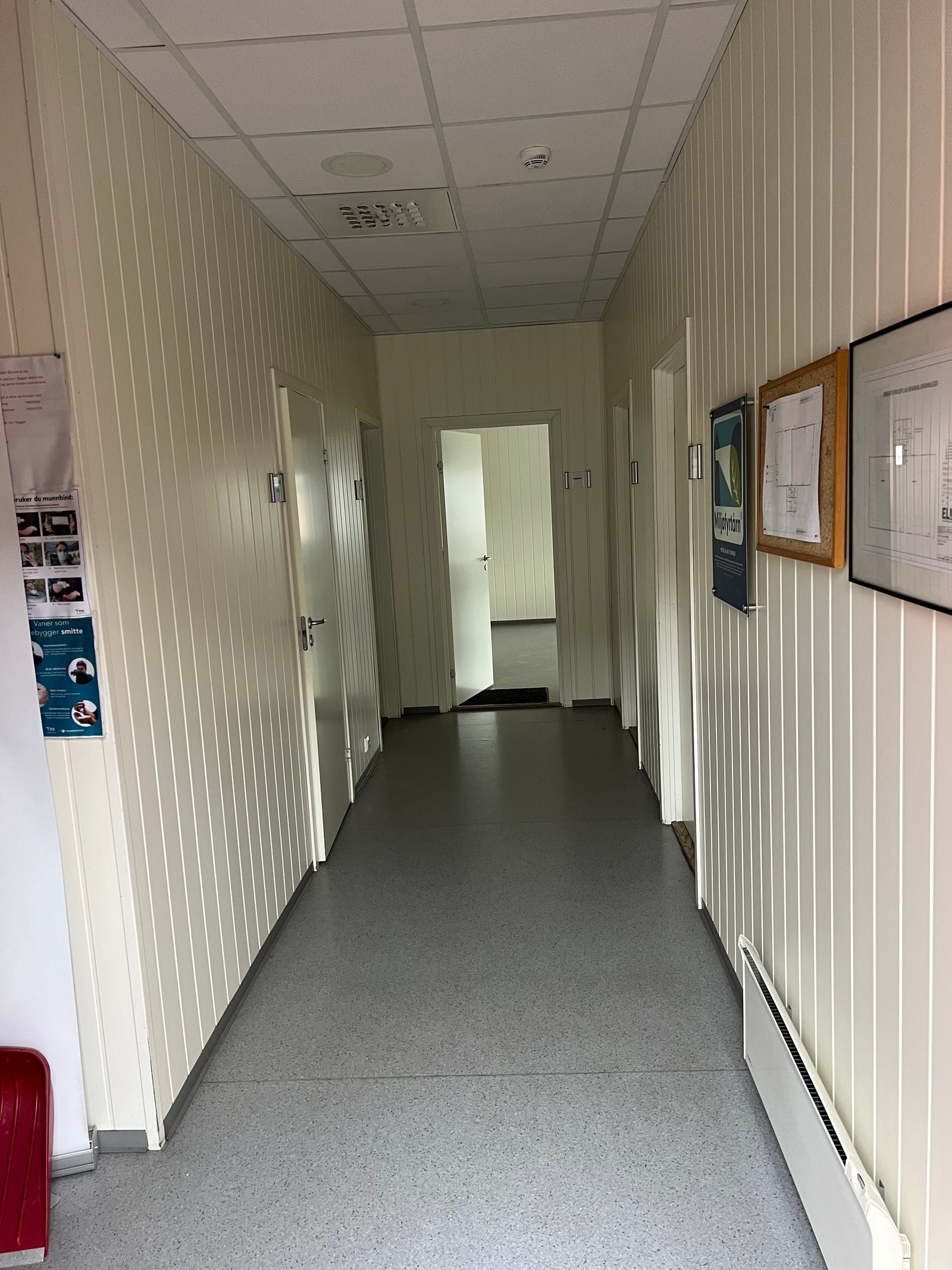 Kontor- og spisefasiliteter gjør eiendommen komplett Galleribilde