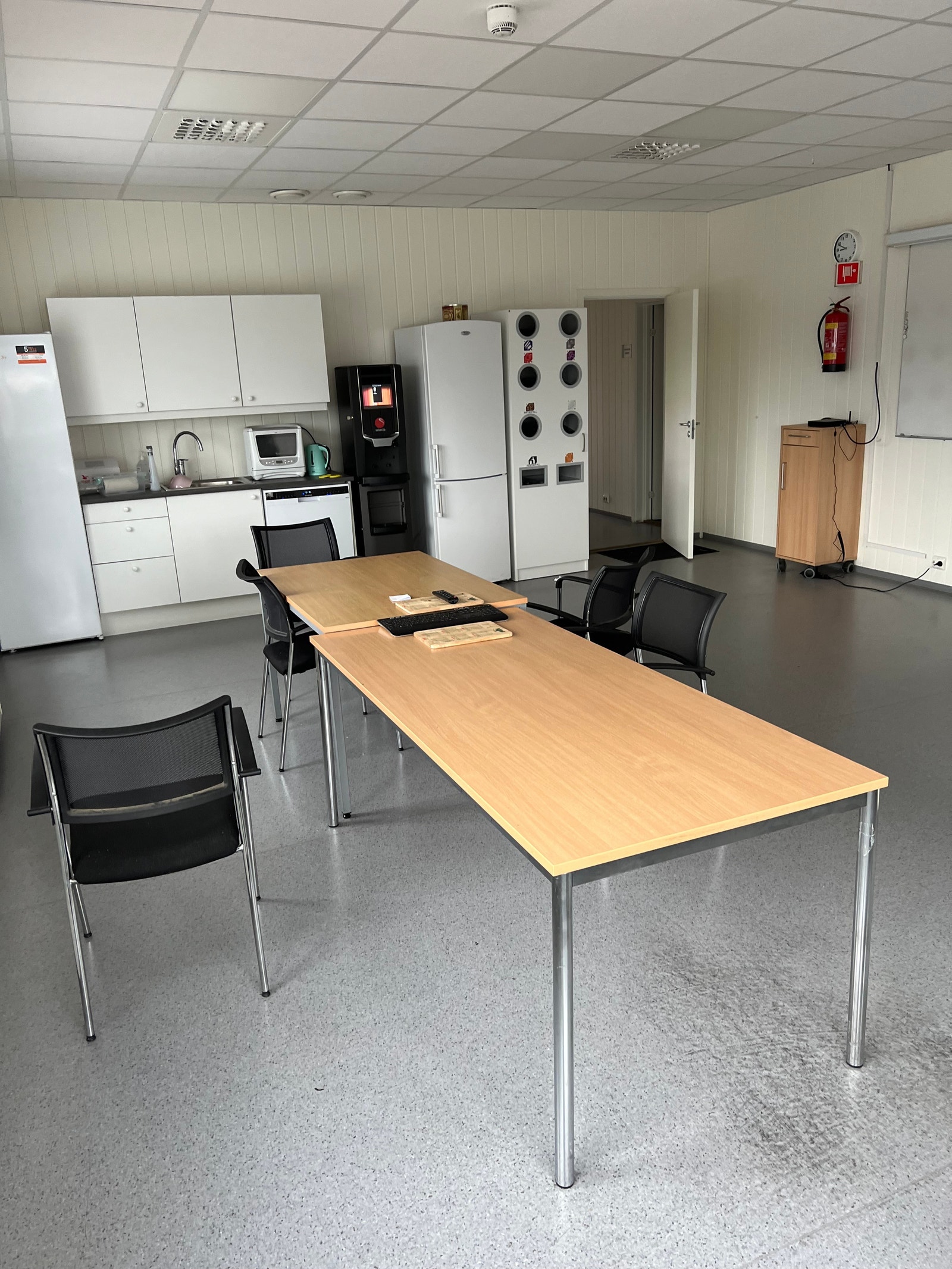 Kontor- og spisefasiliteter gjør eiendommen komplett Galleribilde