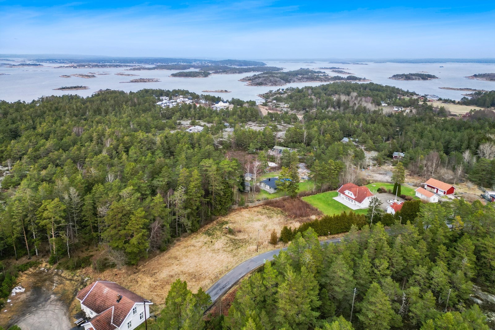 Eiendommen ligger på Vesterøy, nærmere bestemt Spjærøy og går under Hvaler kommune Galleribilde