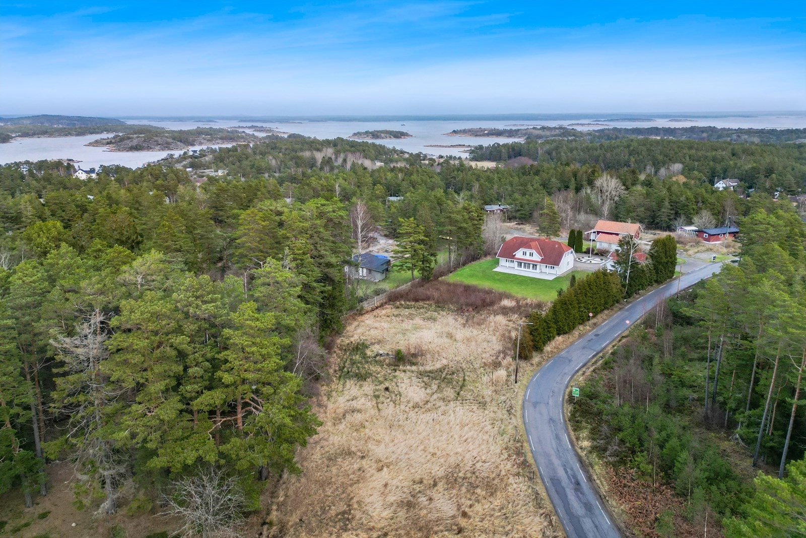 Fra Sydengen er det flotte turmuligheter, for eksempel langs Asmalsundet til Sand Galleribilde