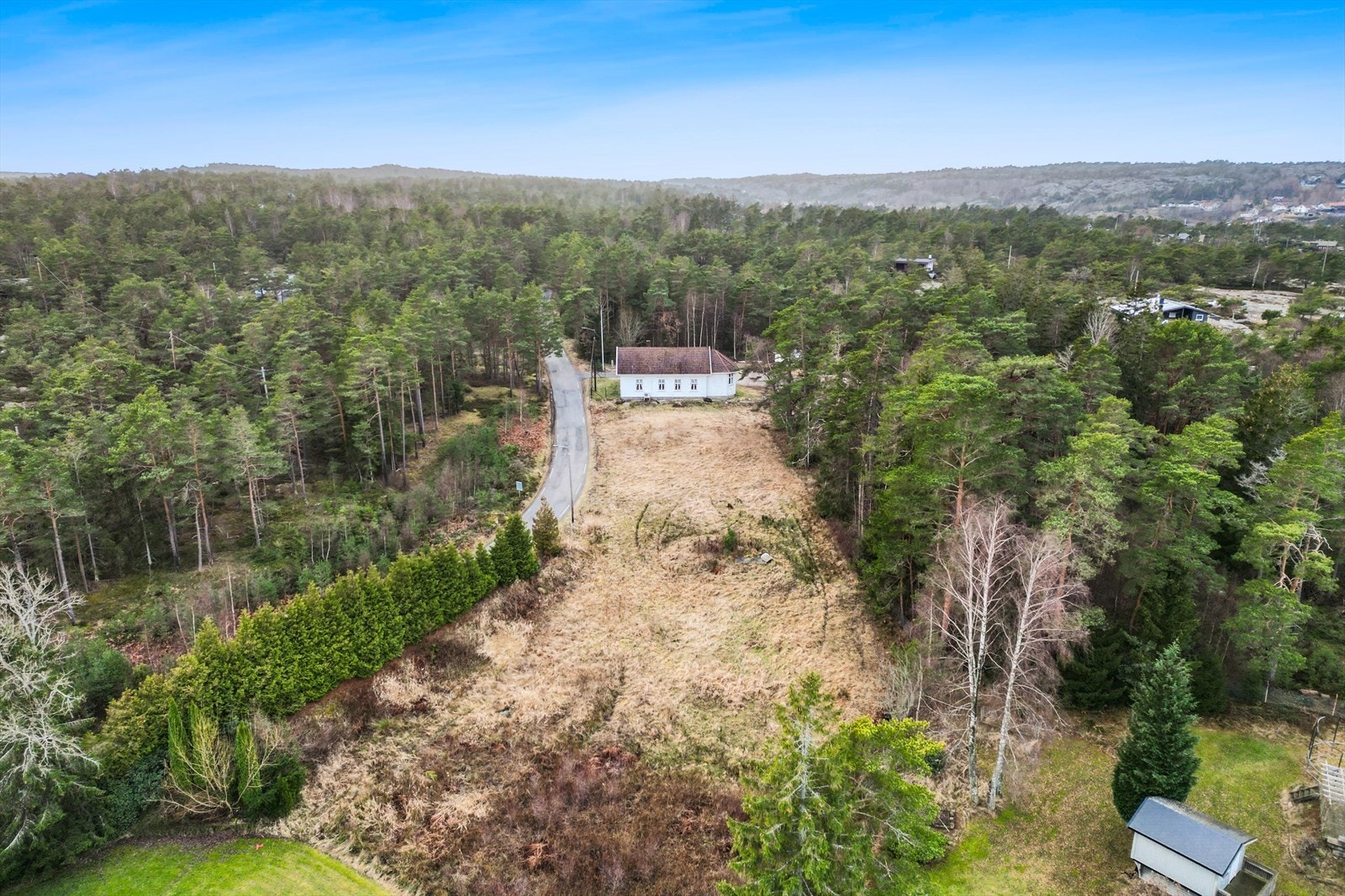 Fra Sydengen er det flotte turmuligheter, for eksempel langs Asmalsundet til Sand Galleribilde