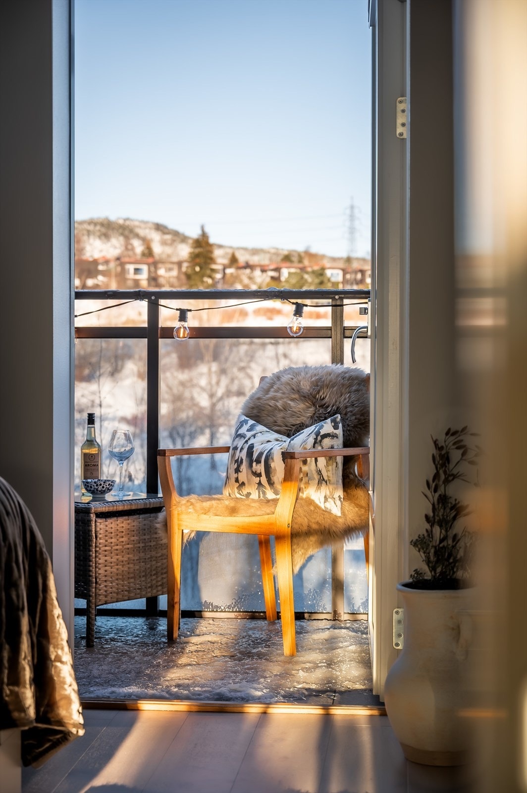 Utgang til nydelig soveromsbalkong fra hovedsoverommet. Galleribilde