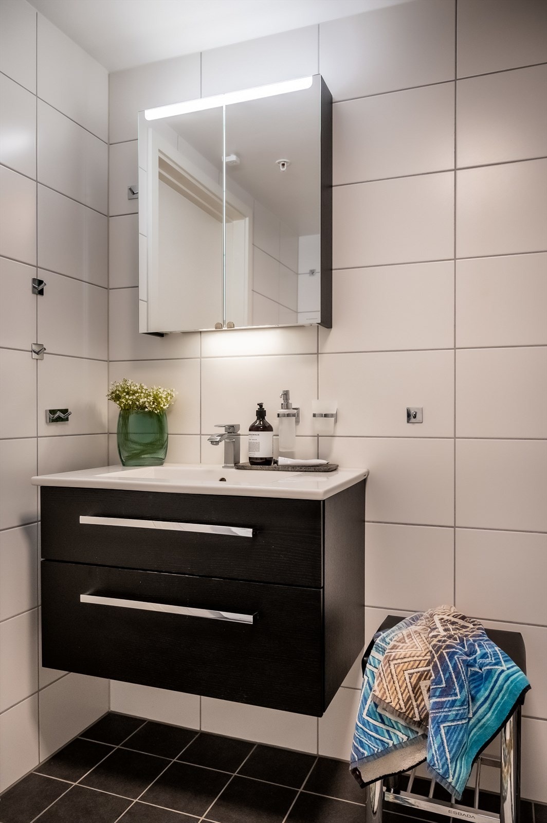 Detaljer som håndkleholder mm. fra Smedbo. Galleribilde