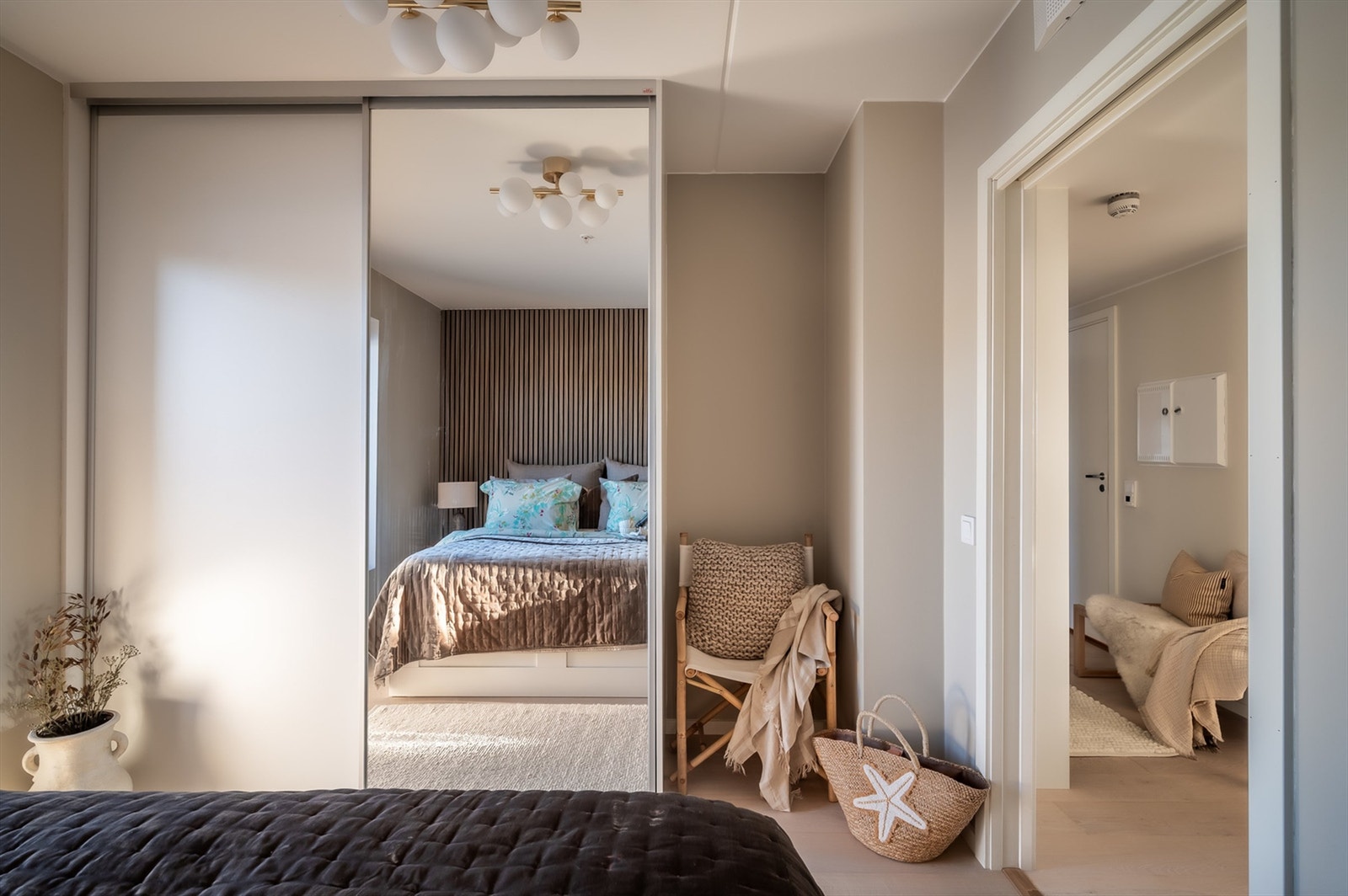 Hovedsoverommet med integrert skyvedørsgarderobe. Galleribilde