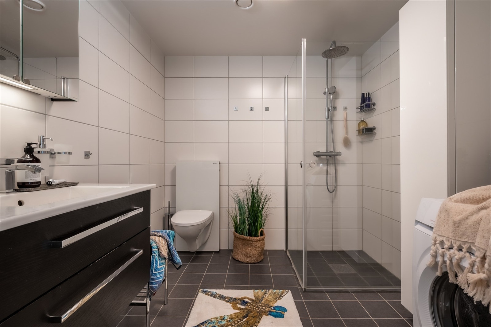 Delikat og flislagt bad med gulvvarme. Plass/opplegg til vaskemaskin og tørketrommel Galleribilde