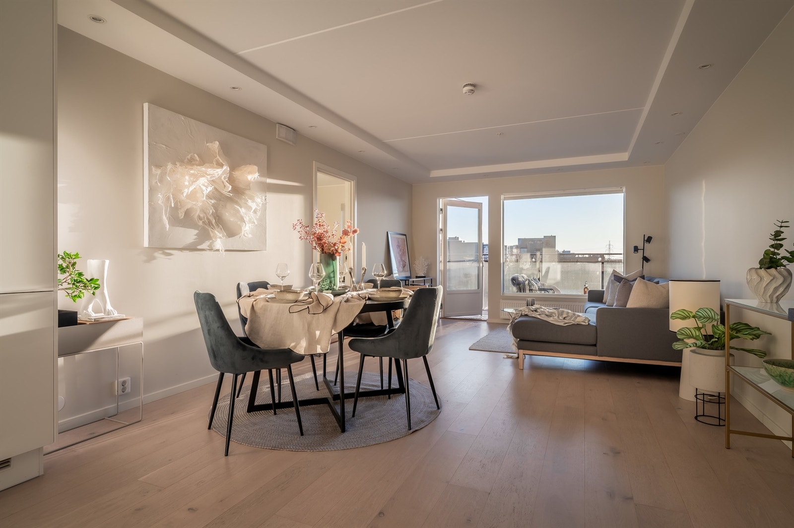 Flott én-stavs parkett på gulv, er gjennomgående for leiligheten. Galleribilde