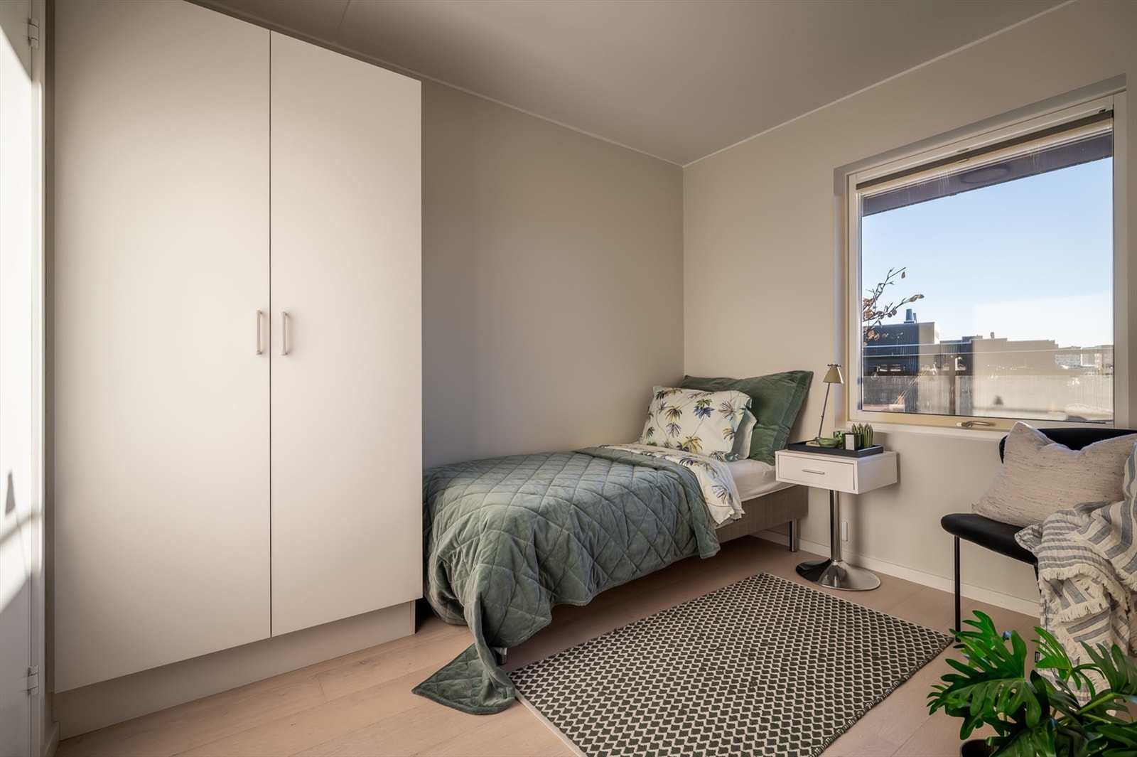 Soverom 3 med inngang fra stue. Passer godt som gjesterom, kontor eller barnerom. Plass til seng, skrivebord og kontorstol. Medfølgende garderobeskap og inngang til bod/omkledningsrom. Galleribilde