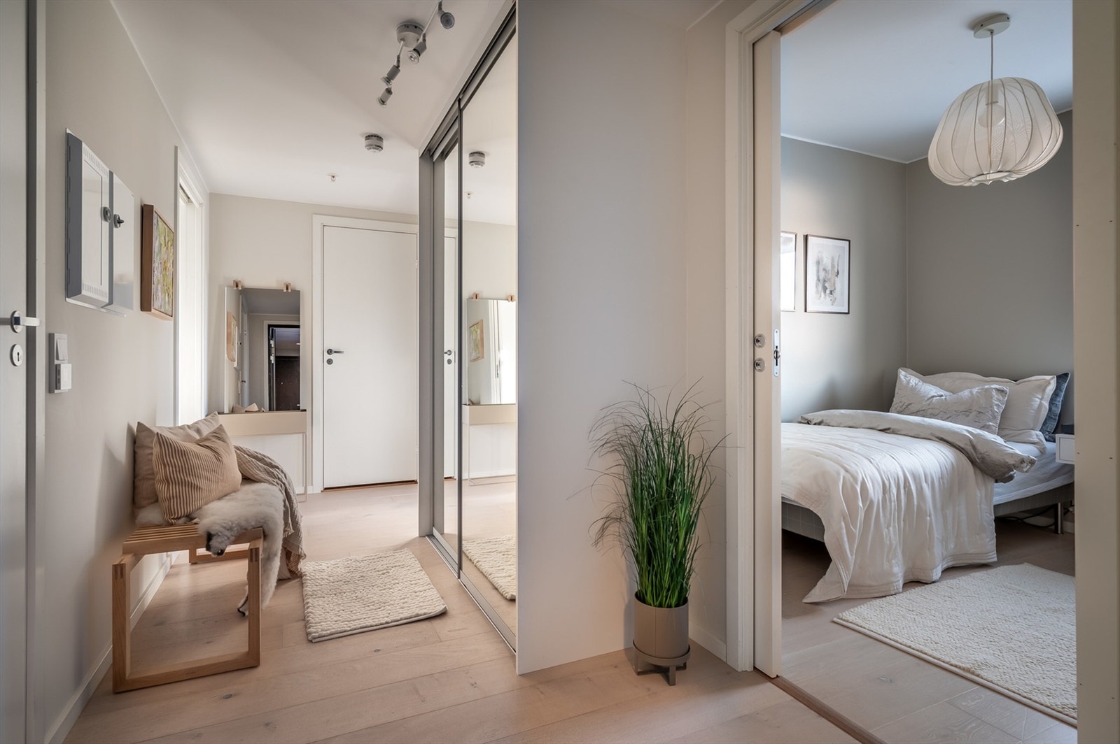 Meget innbydende entré med praktisk skyvedørsgarderobe med speildører. Galleribilde