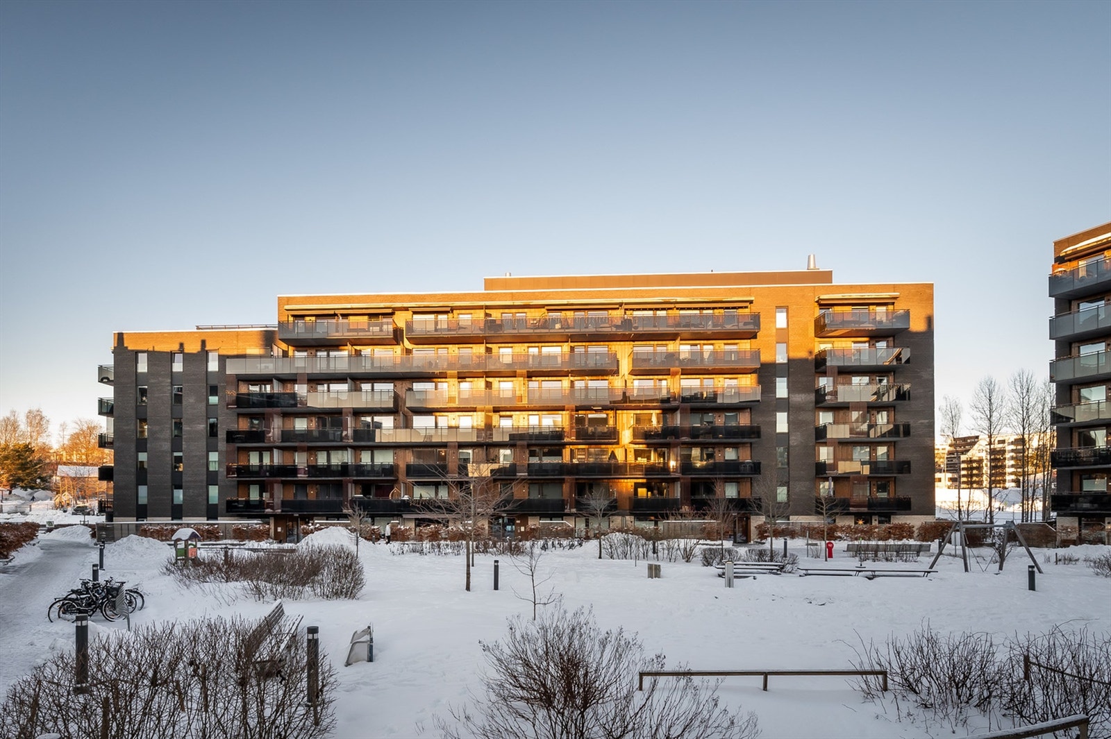 Leiligheten ligger i 6. etasje i flotte og barnevennlige, Løkkehagen sameie. Svært god beliggenhet med både by og marka i nærheten. Galleribilde