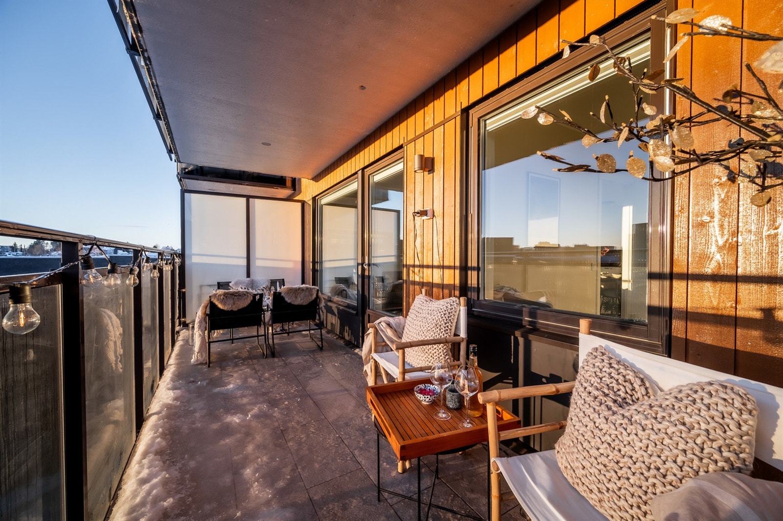 Leiligheten har to balkonger, med utgang fra stue og fra hovedsoverom. Balkong fra stue er på 13,3 kvm, og vender ut mot grønn bakgård. Galleribilde