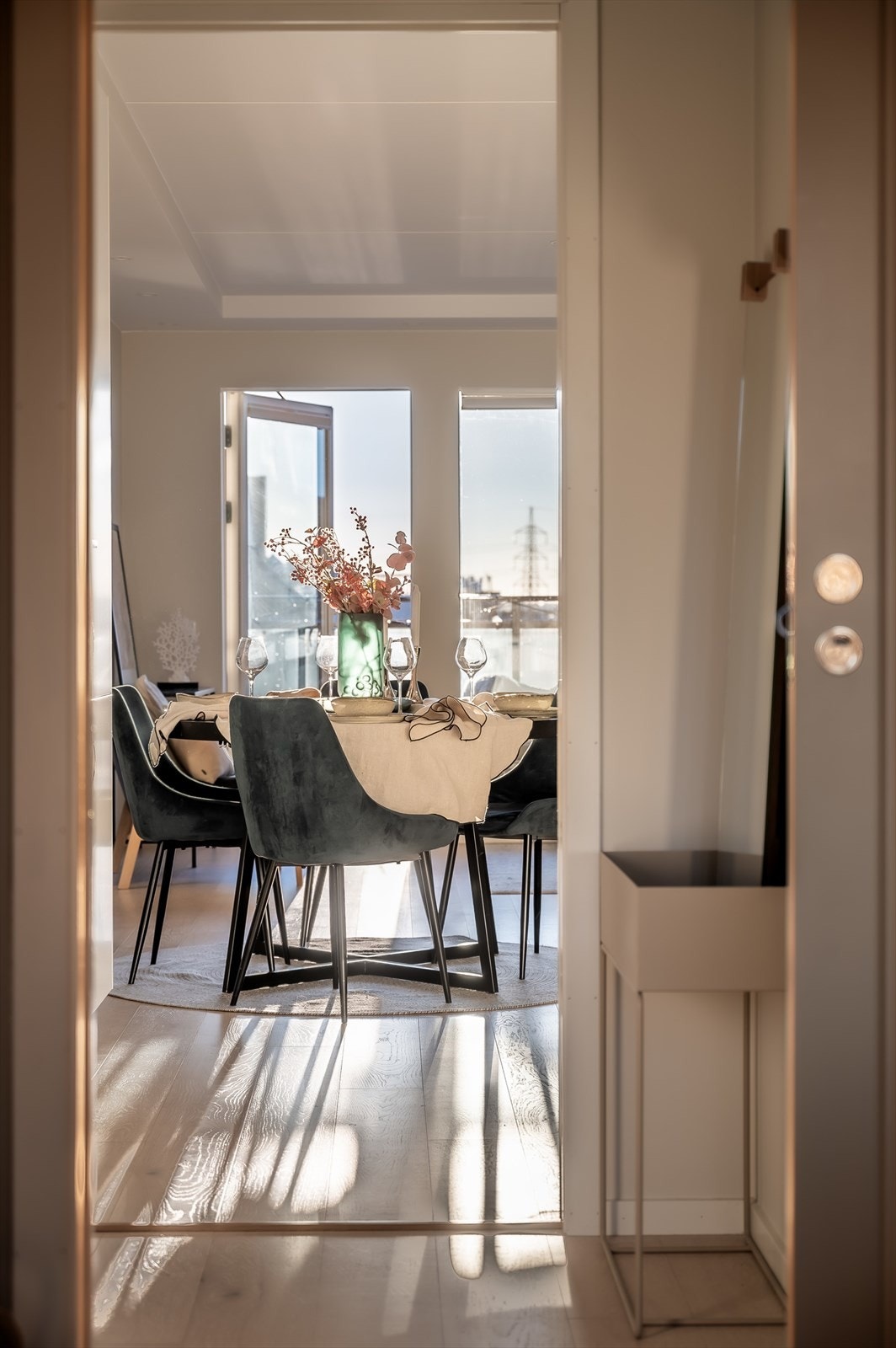 Leiligheten er gjennomgående. Her sett fra hovedsoverommet. Galleribilde