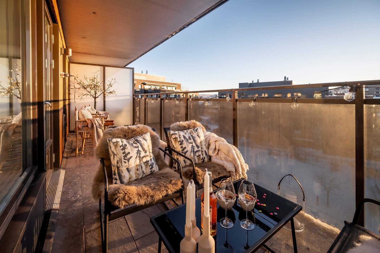 Italienske utefliser på gulv, noe som også er tilfellet på boligens andre balkong. Galleribilde