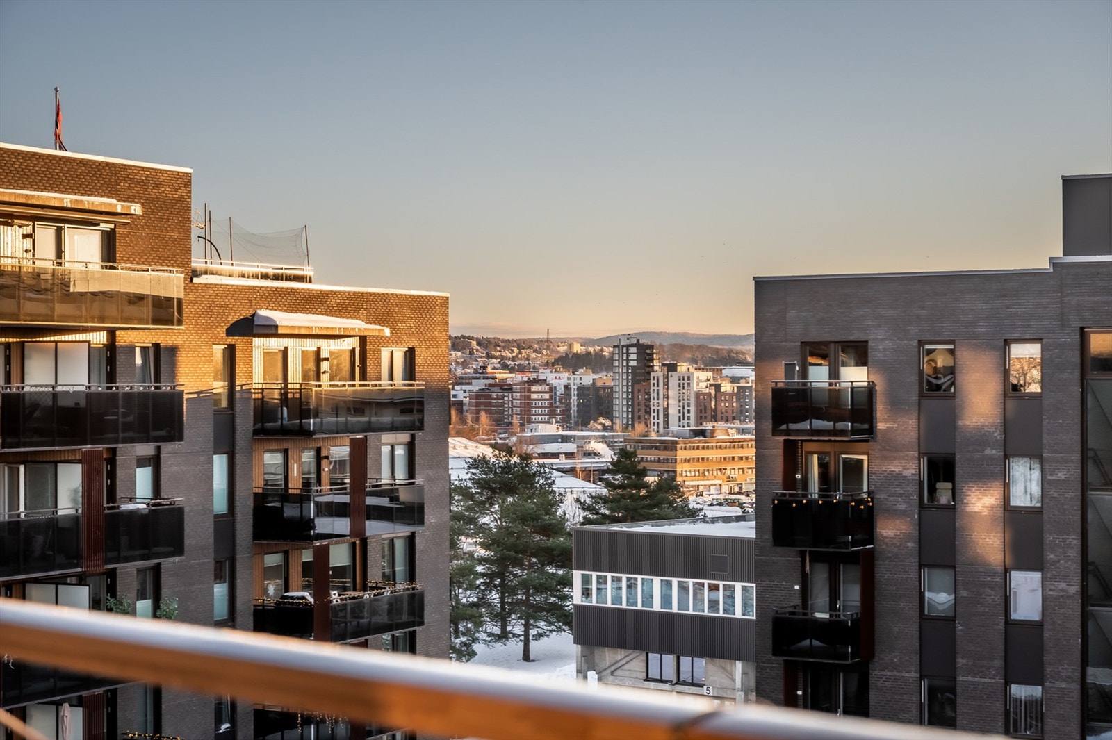 Balkongen er vendt mot sydvest. Galleribilde