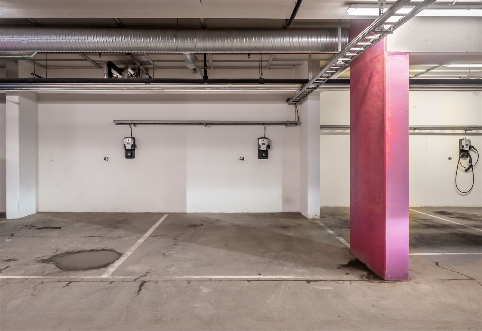 Garasje i kjeller kan kjøpes av eier. Elbillader er montert. Kontakt megler for mer info. Galleribilde