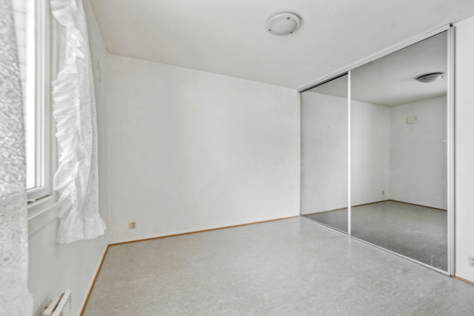 Stor skyvedørsgarderobe med speil gjør det lett å oppbevare klær Galleribilde