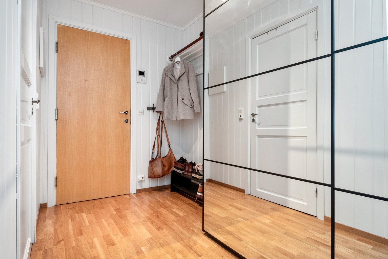 Velkommen inn i en romslig og funksjonell leilighet, utmerket for både nyetablerte og deg som ønsker å bytte ut huset med noe enklere. Galleribilde