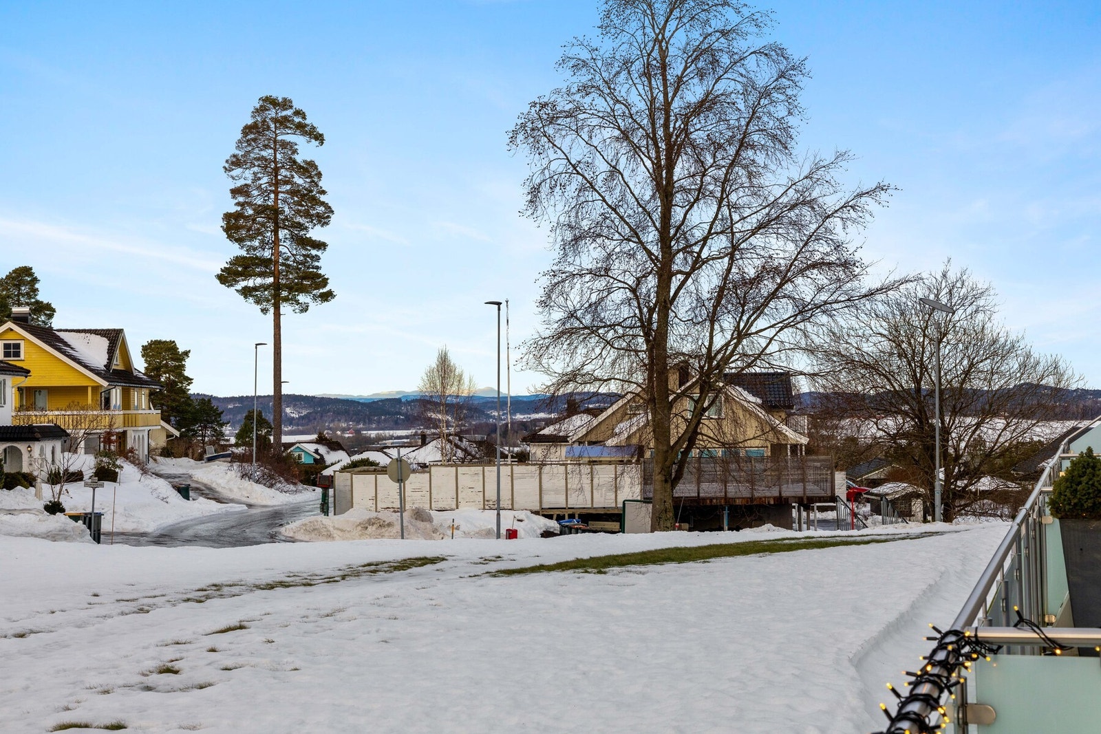 Fellesområdet rundt blokkene er opparbeidet med store grøntarealer, diverse beplantning, asfalterte internveier og lekeapparater til glede for de minste. Galleribilde