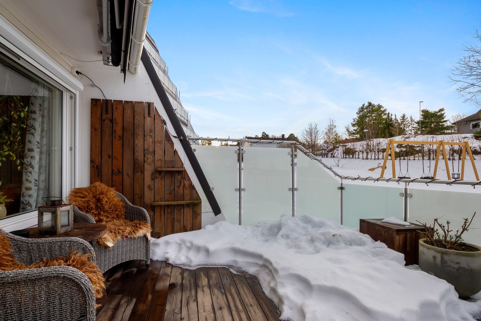 Det er fint utsyn over nærområdet, og terrassen innbyr til både stille stunder og lange, sosiale kvelder. Galleribilde
