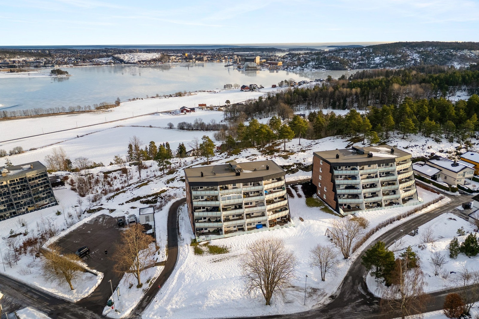 Nabolaget er stille og rolig, nær sjøen, kyststien og flotte turmuligheter i skogen. Galleribilde