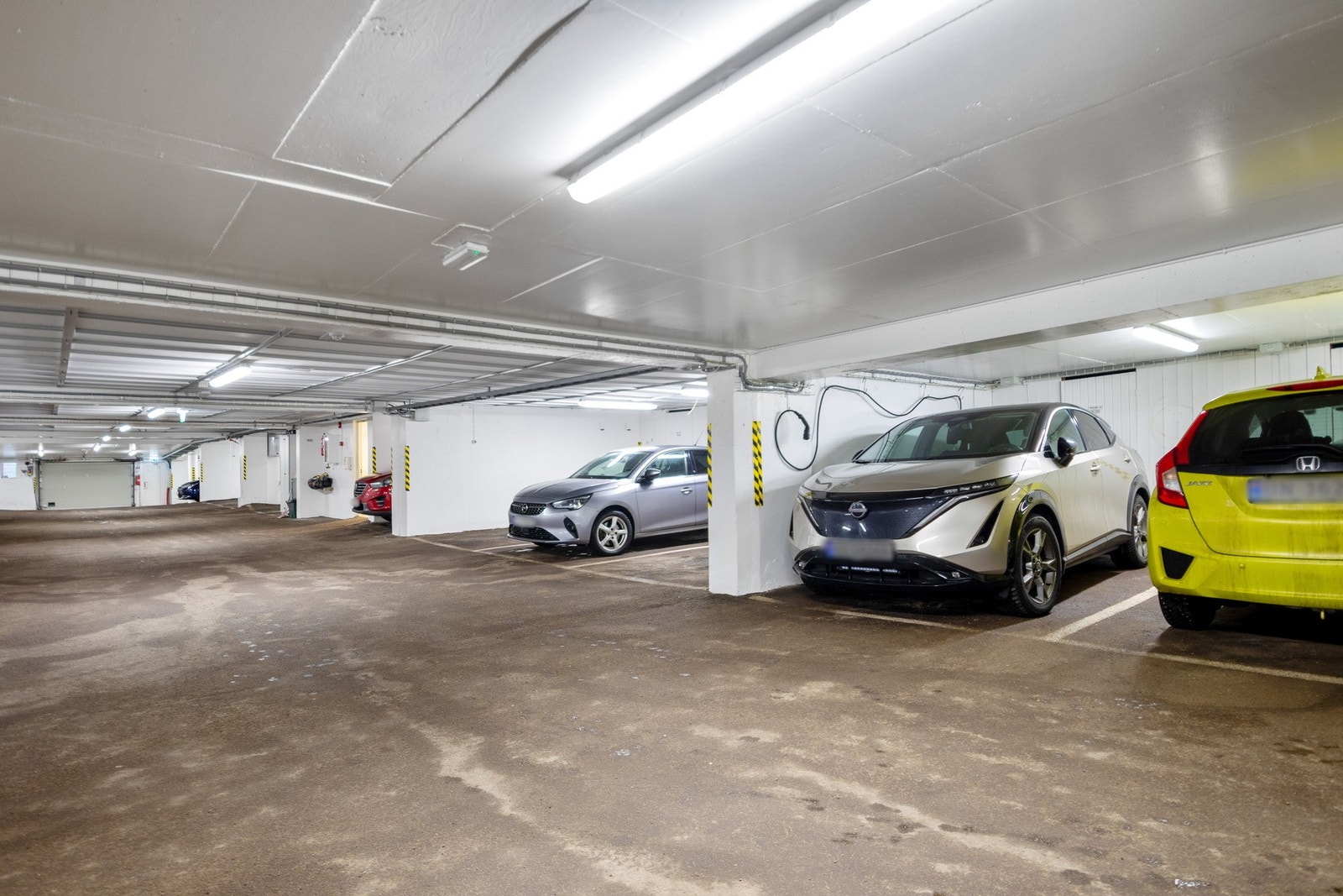 Det følger med egen garasjeplass i et felles anlegg, og her er det installert en lader for elbil. Galleribilde