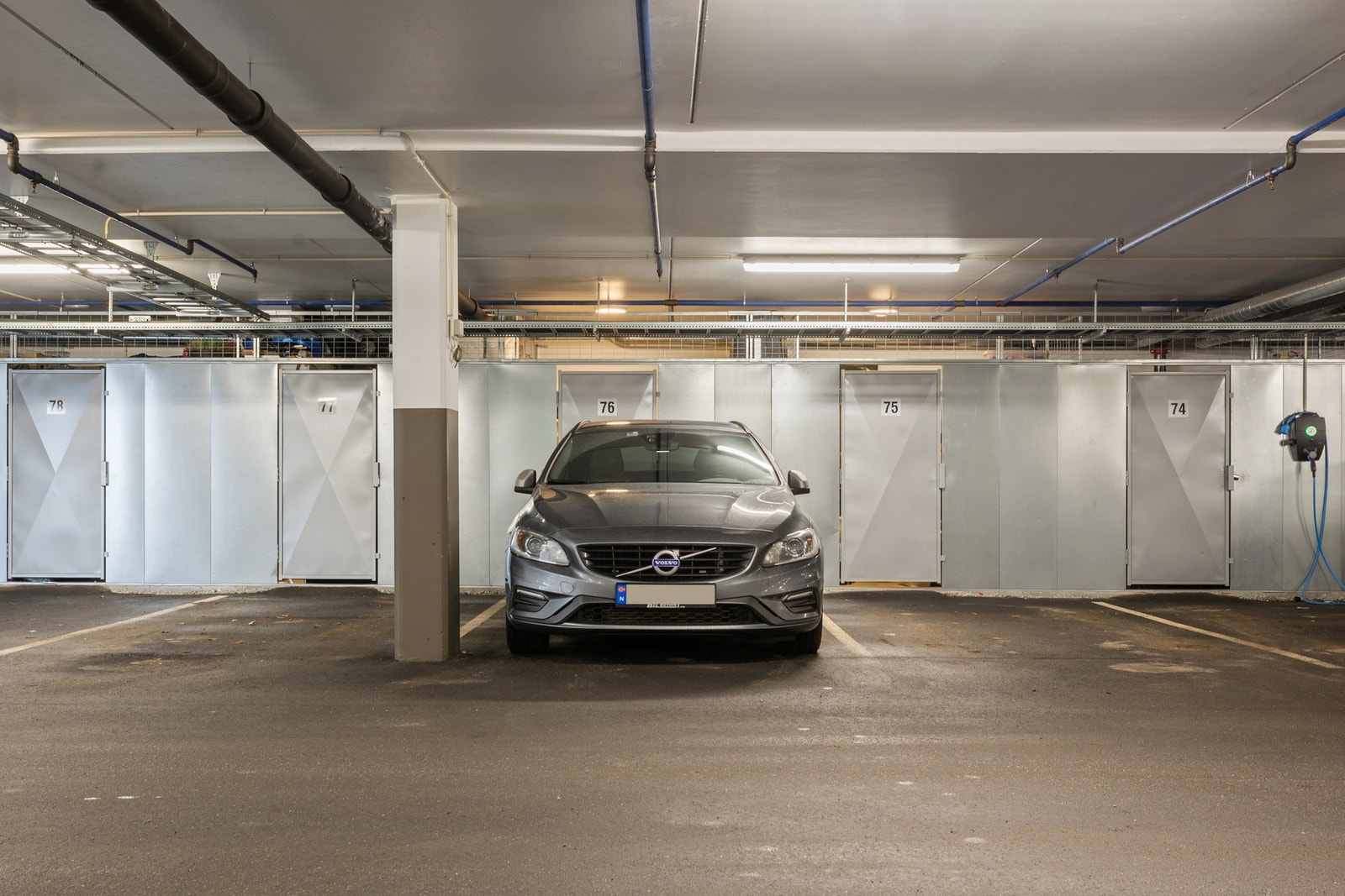 Bruksrett på parkering i garasjekjeller. Praktisk bod i bakkant av p-plassen. Galleribilde