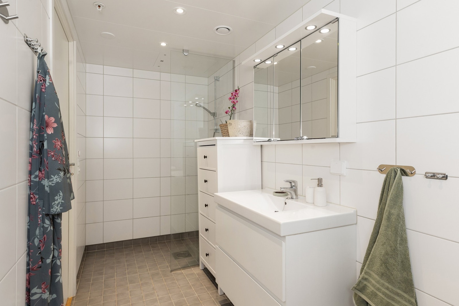 Badet har keramiske fliser med varmekabel. Galleribilde