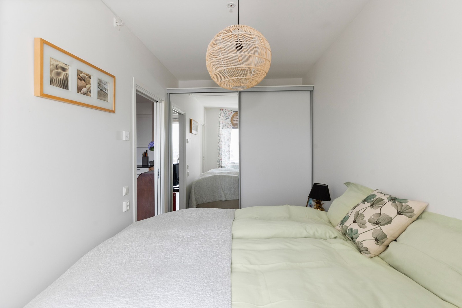 Soverommet har en praktisk skyvedørsgarderobe integrert for optimal oppbevaring. Galleribilde