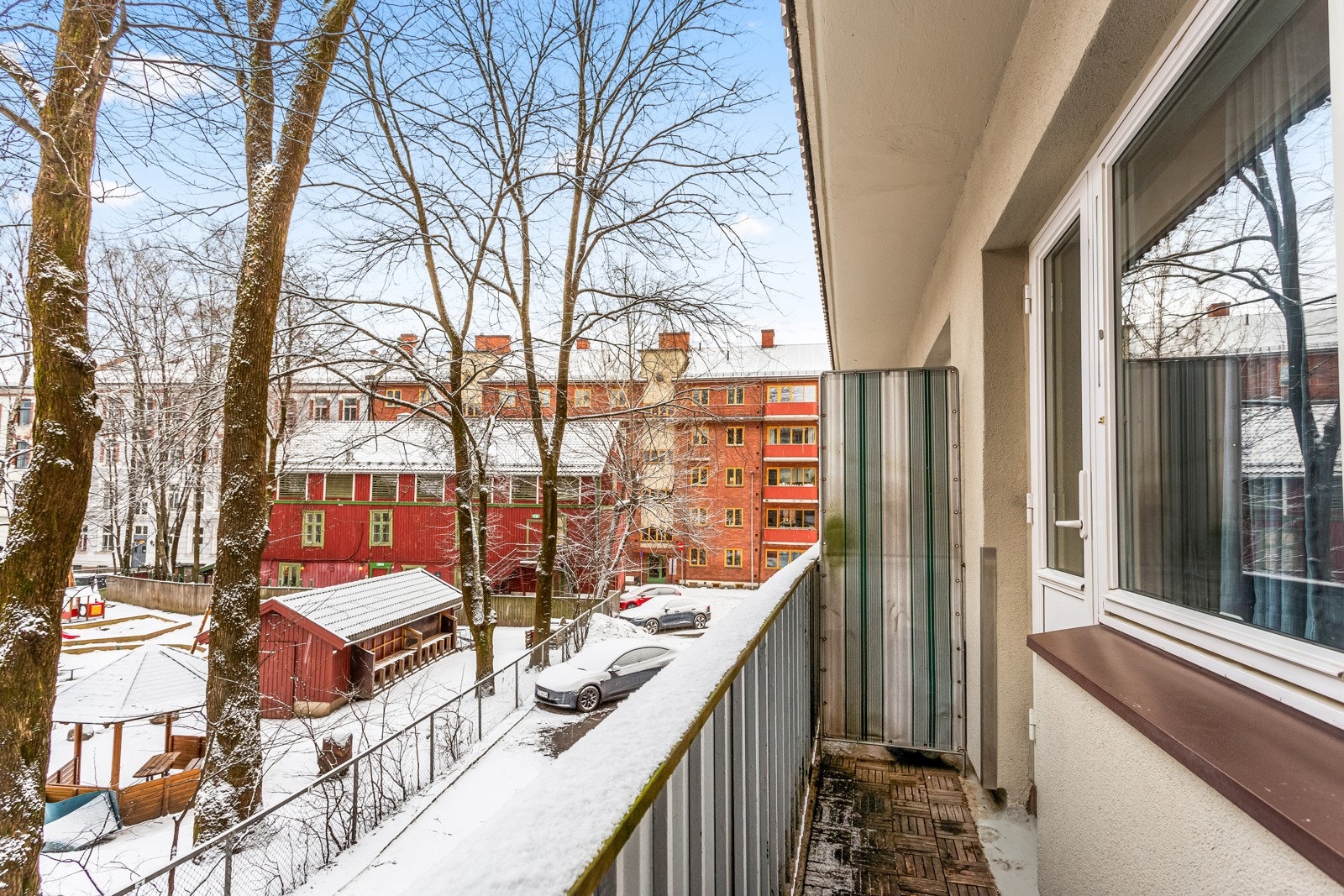 Fra stuen er det utgang til brannbalkong på ca. 2 kvm. Galleribilde