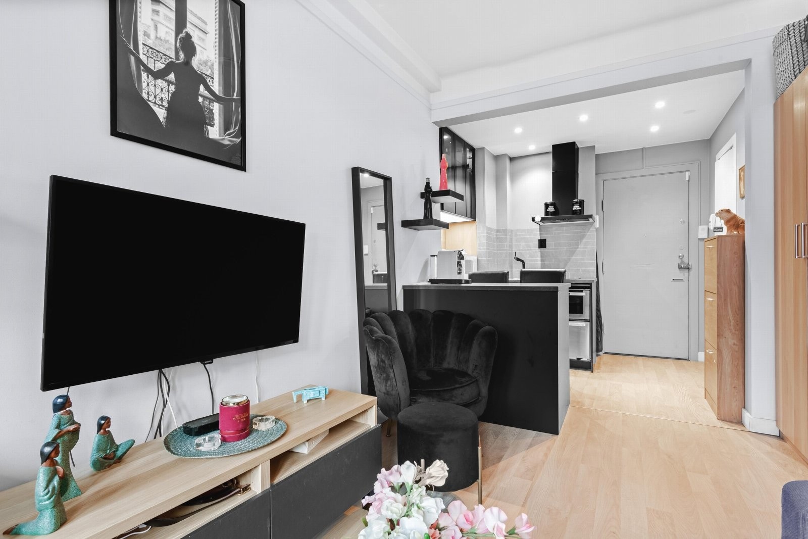 Boligen er omfattende oppusset i 2019, bad fra 2011 og siden svært velholdt og fremstår som moderne. Galleribilde