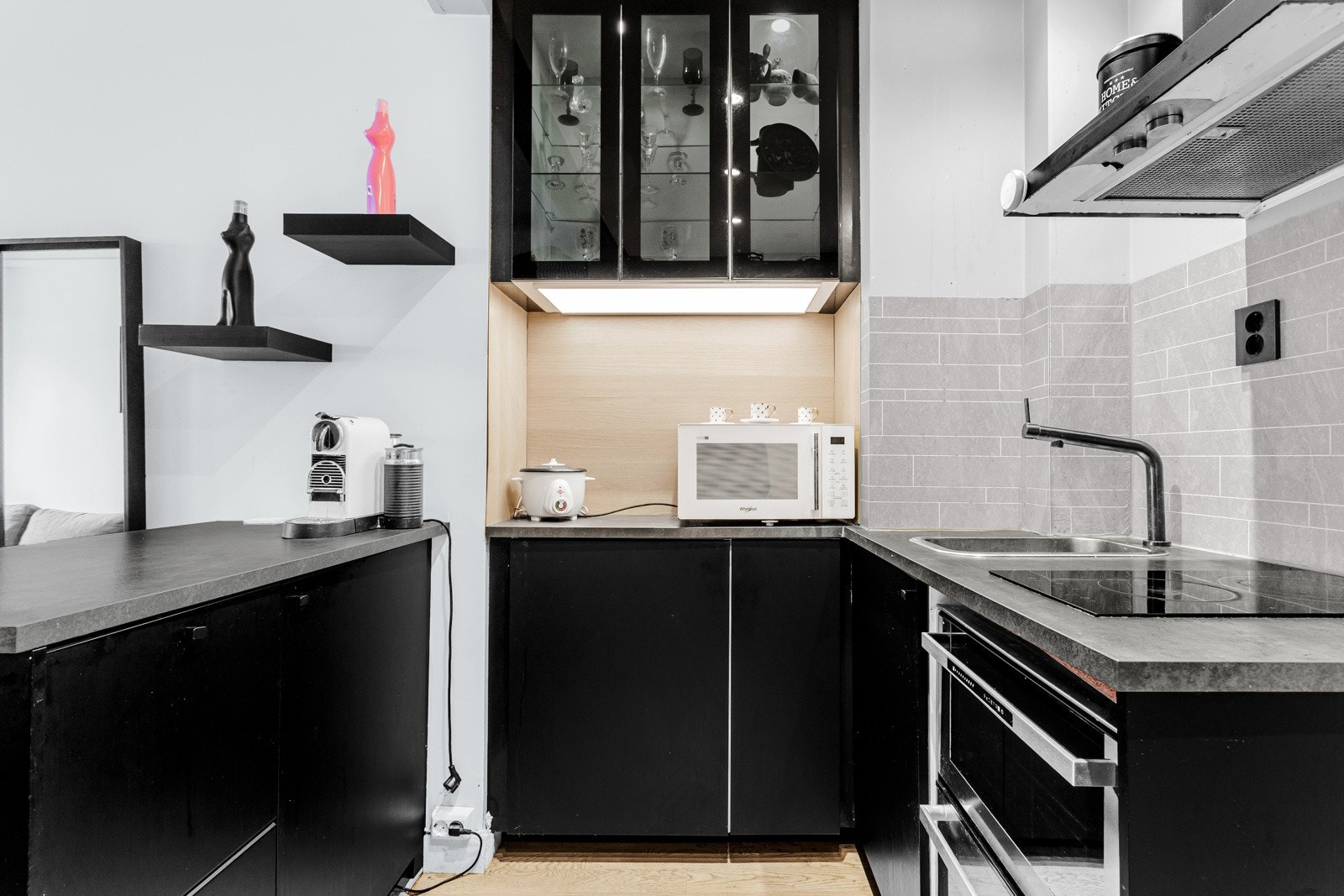 Integrerte hvitevarer som kjøleskap med frysedel (90 cm høy), oppvaskmaskin, ovn og platetopp. Galleribilde