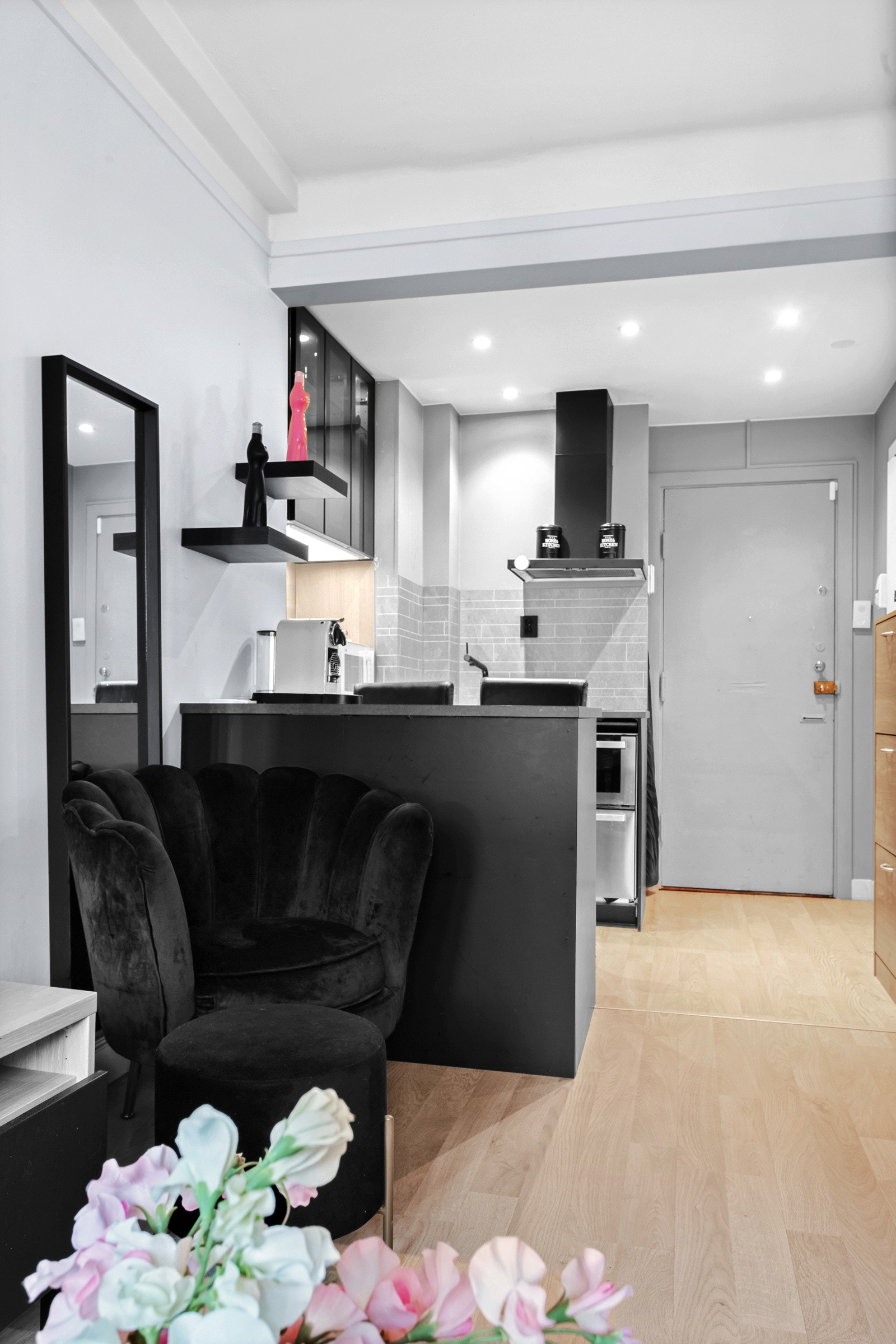 Moderne åpen stue- og kjøkkenløsning. Galleribilde