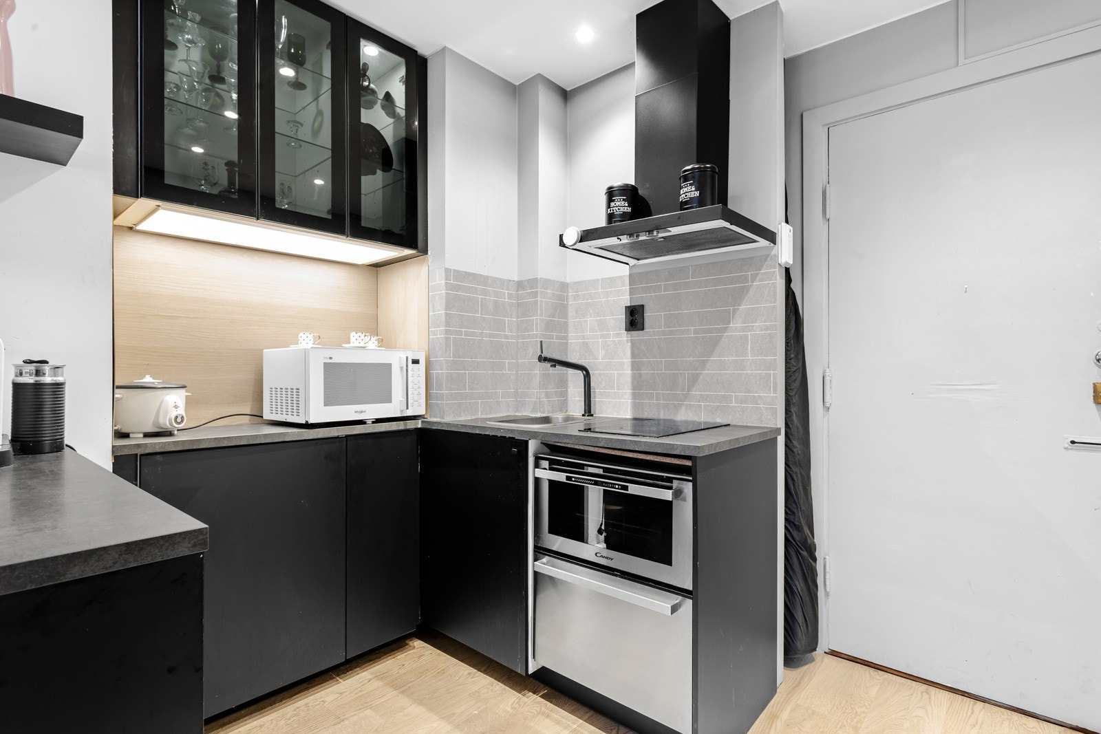 Ventilator med kullfilter over platetopp. Nyere plater mellom over- og underskap. Galleribilde