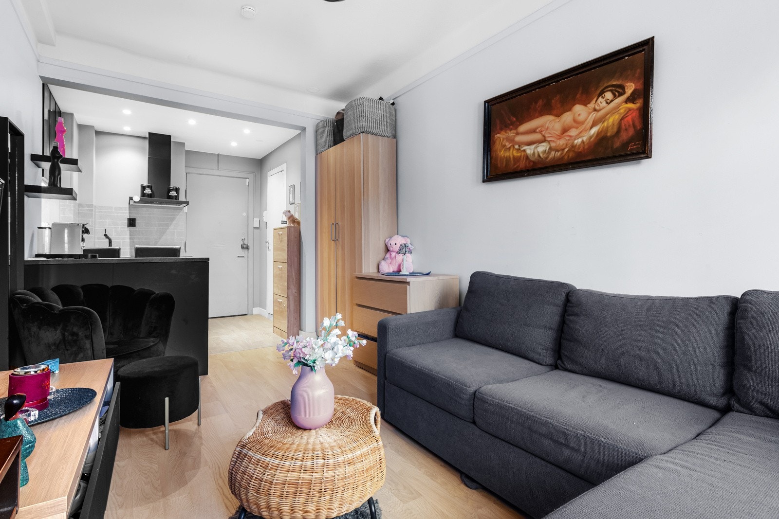 Svært lave felleskostnader med "alt" inkludert, blant annet varmtvann, oppvarming, kabel-TV grunnpakke og internett fra Telia. Strøm kommer i tillegg. Galleribilde