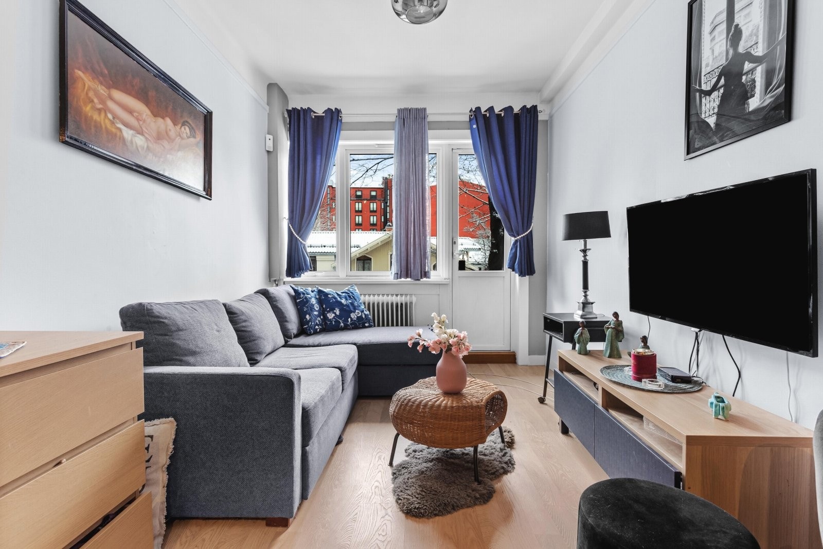 Det er god plass til sofagruppe/sovesofa med dobbeltseng om ønskelig samt mediemøblement. Galleribilde