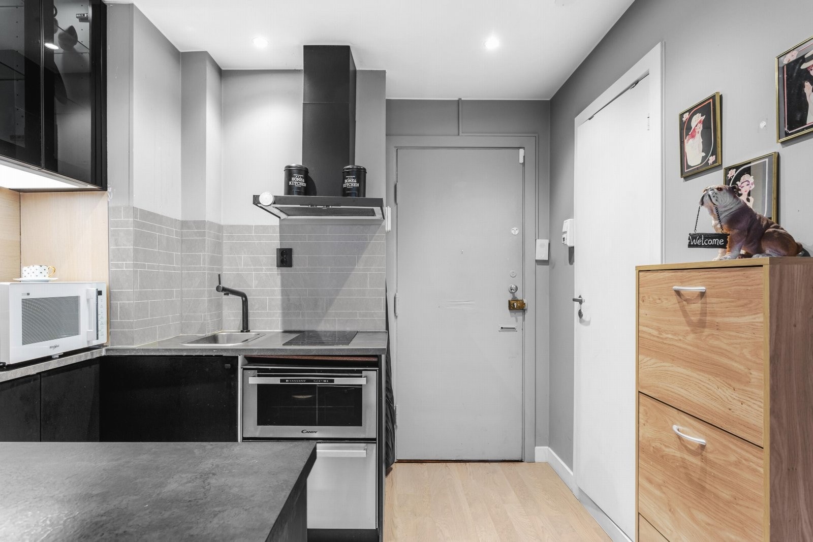 Praktisk entré med liten nisje for oppheng bak kjøkkenet. Leiligheten disponerer bod i kjeller på ca. 2 kvm. Galleribilde