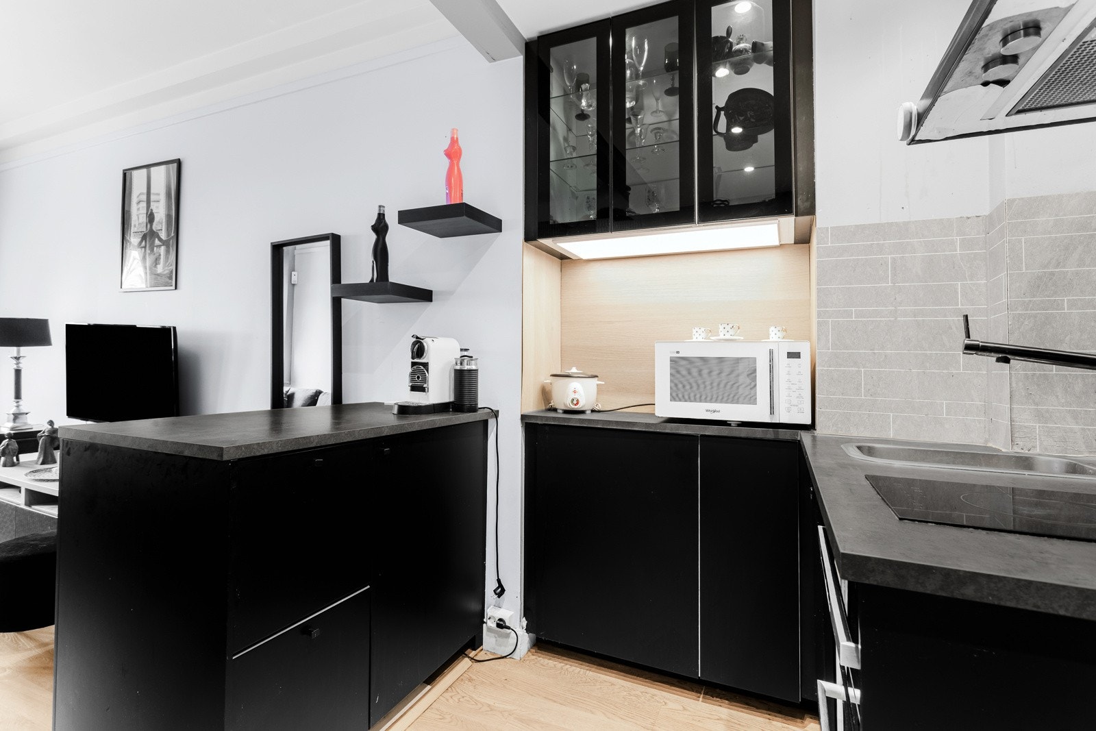 Stilren takhøy kjøkkeninnredning med slette fronter fra 2019 og benkeplate i laminat fra 2021. Galleribilde