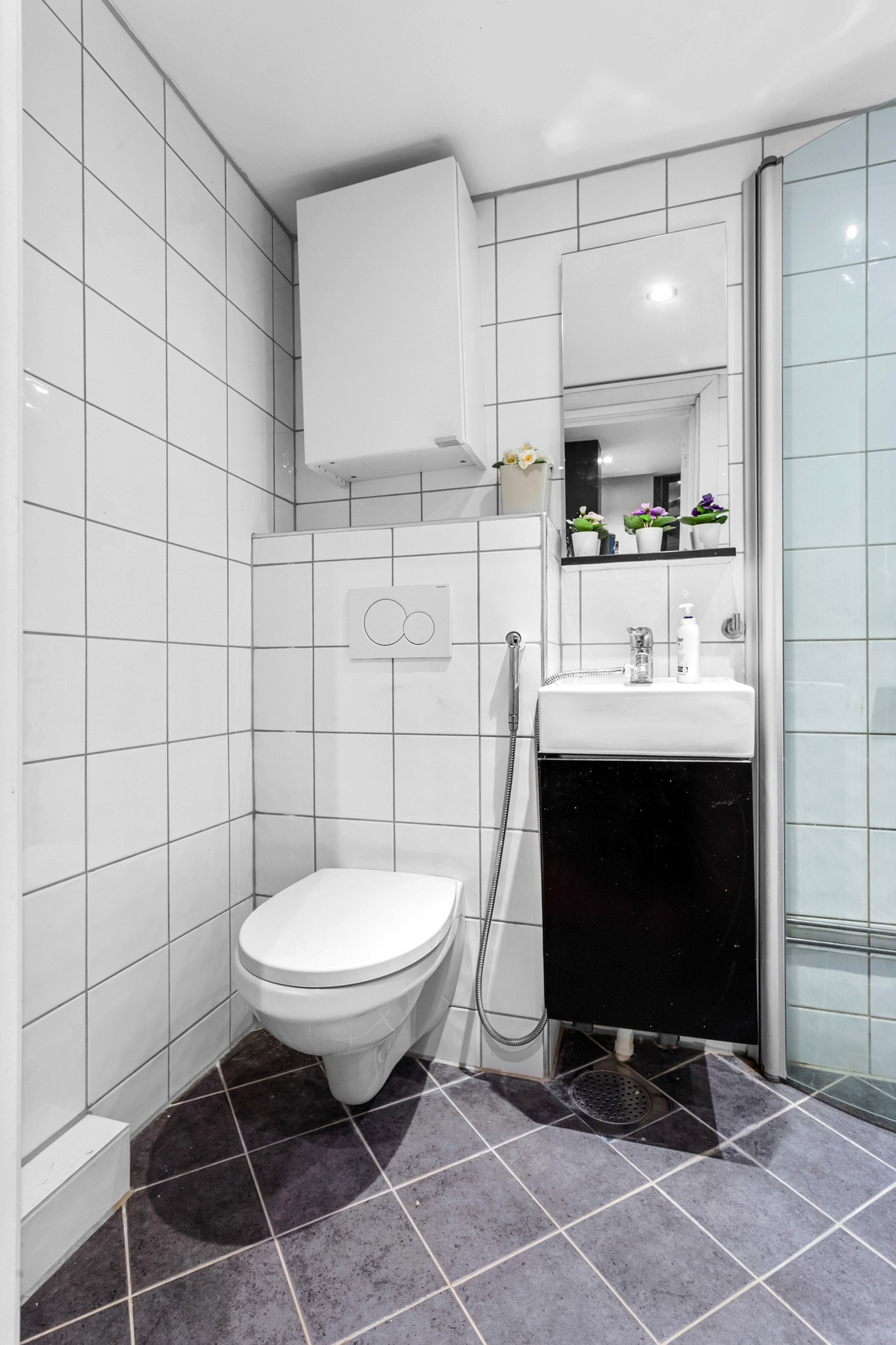 Tidløst flislagt bad med varmekabler og downlights i himling. Galleribilde