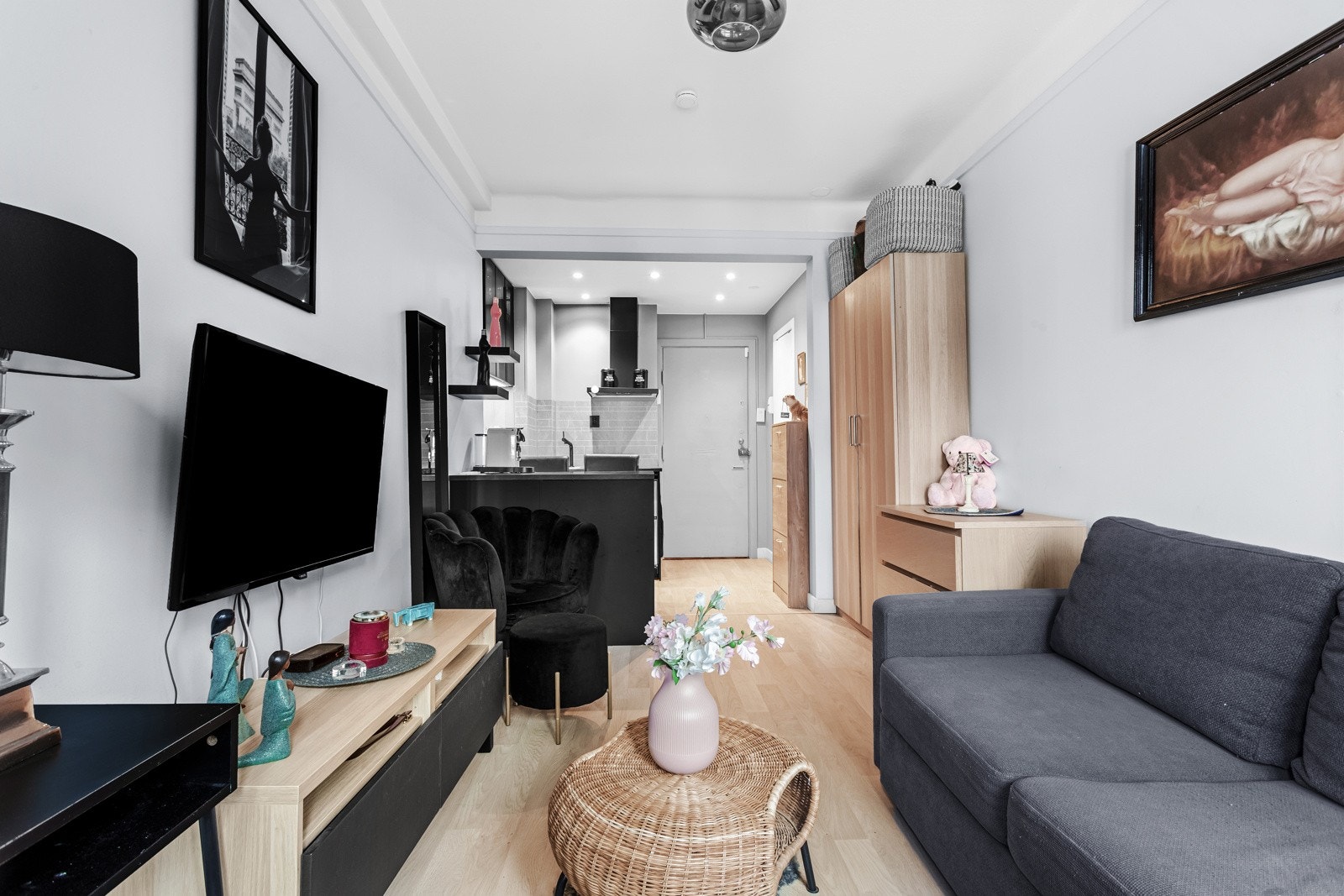 Sameiet har avtale med Telia om levering av TV og internettløsninger. Dette er inkludert i felleskostnadene. Galleribilde