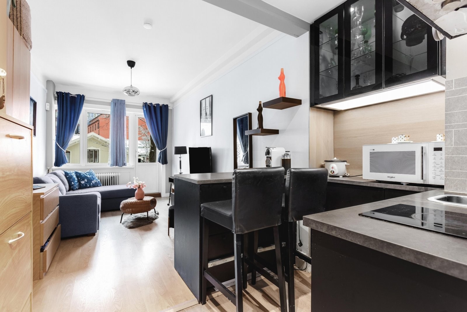 Leiligheten har store vindusflater som slipper godt med lys inn i boligen. Galleribilde