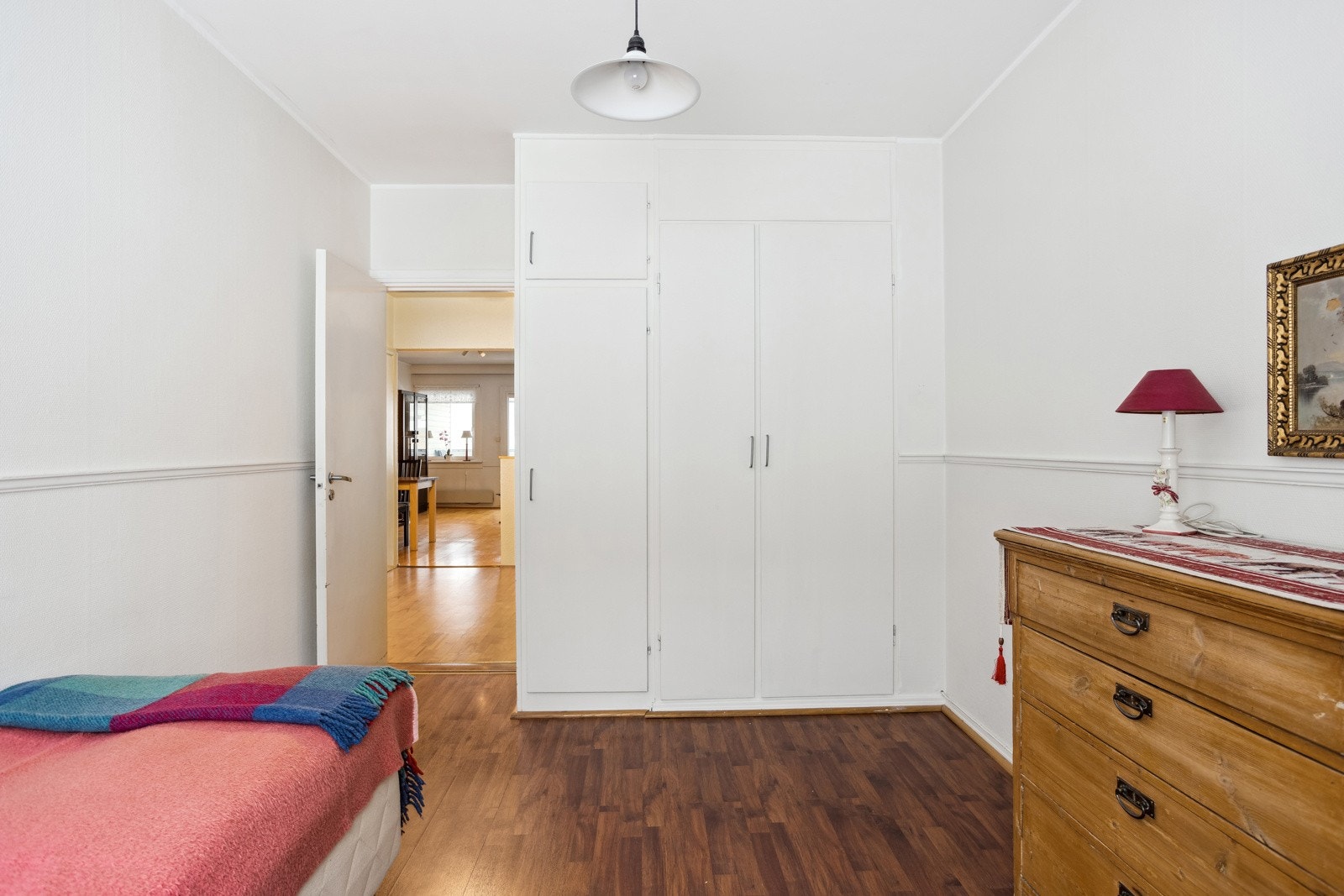 Soverom med plass til dobbeltseng, nattbord mm. Plassbygde garderobeskap. Galleribilde