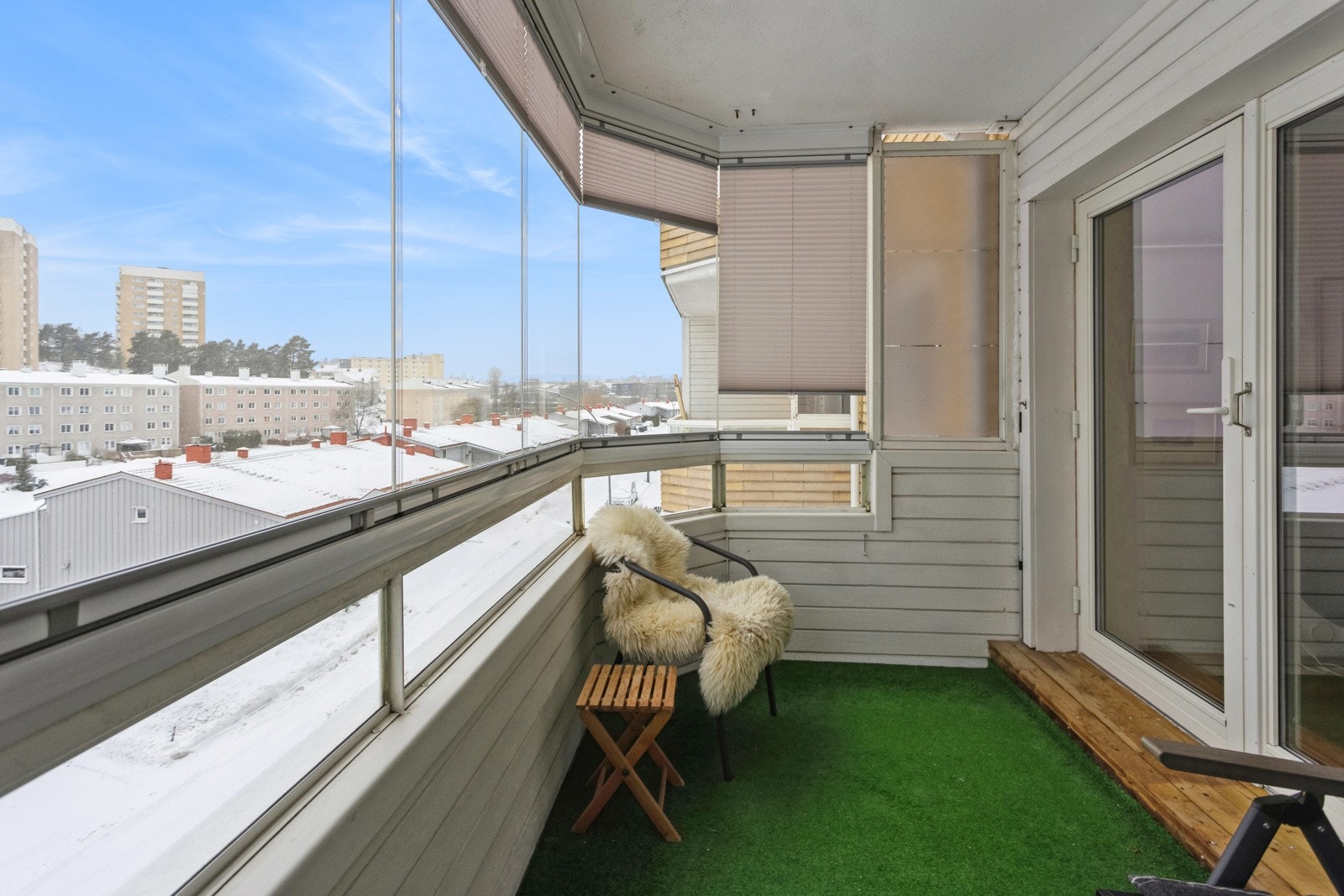 Balkongen ble innglasset i 2015. Innglassingen kan åpnes opp og skyves tilside på godværsdager. Galleribilde