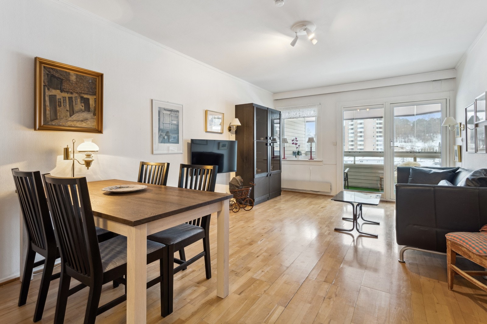 Romslig stue med plass til spisebord i tillegg til sofagruppe. Galleribilde