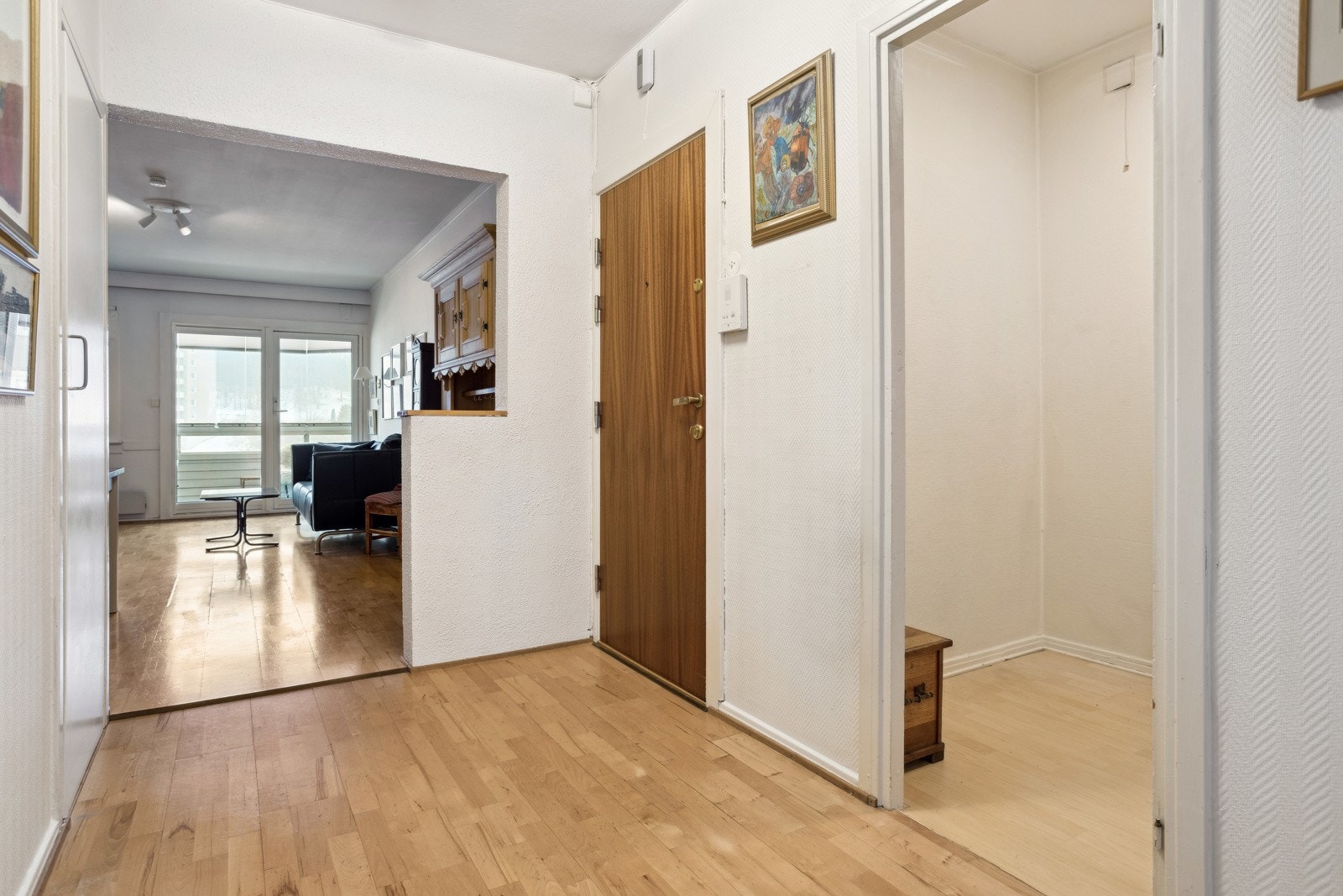 Lys og åpen entré med to boder / garderobekott med god lagringsplass. Galleribilde