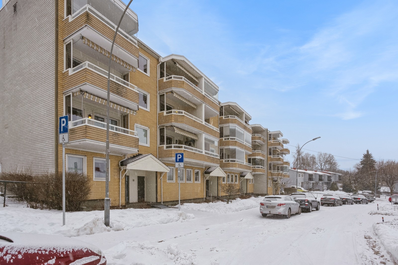 Blokken ligger solrikt og fint til i rolig, enveiskjørt gate. Galleribilde